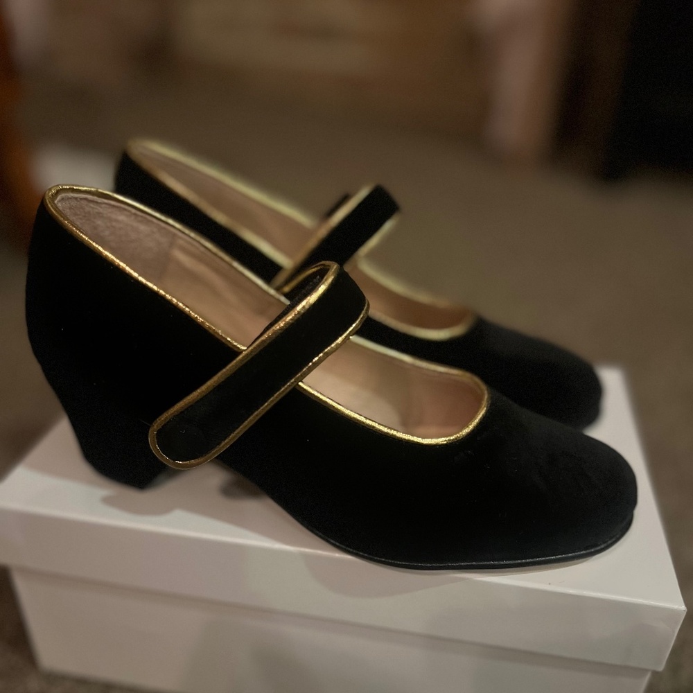 Girls’ black kitten heel with gold detail